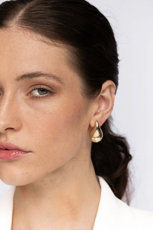 
            
                Load image into Gallery viewer, Lumen Soft Gold Earring
            
        